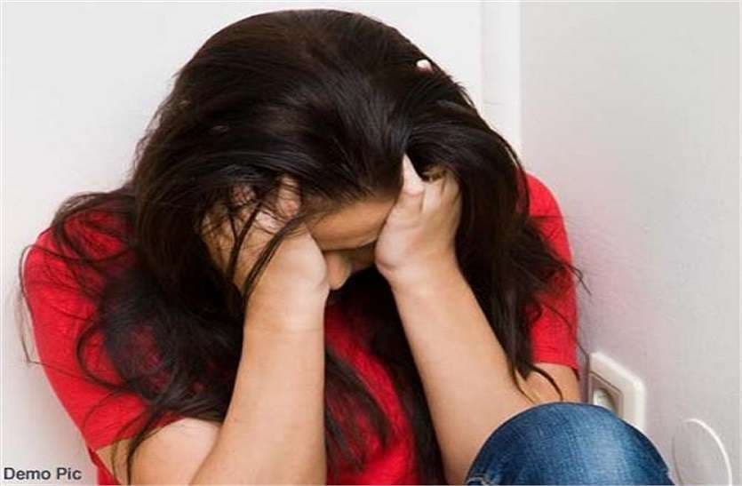 बेहोशी की हालत में रेलवे ट्रैक के पास से मिली छात्रा