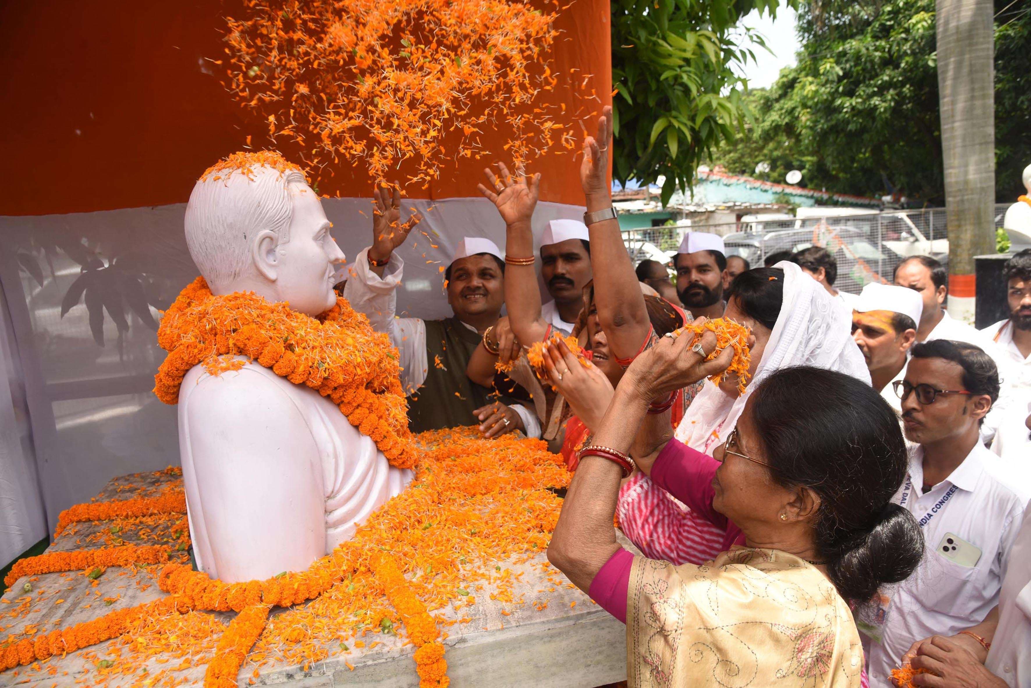 पूर्व प्रधानमंत्री राजीव गांधी की जयंती पर दिल्ली स्थित उनके समाधिस्थल से लेकर देश के सभी राज्यों में उन्हें याद किया गया।