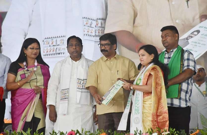 मुख्यमंत्री ने कहा कि एक लंबे संघर्ष के बाद हमें अलग झारखंड राज्य मिला। लेकिन हमारे पूर्वजों ने राज्य के सर्वांगीण विकास का जो सपना देखा था, वह पिछले दो दशकों में पूरा नहीं हो सका। तमाम संसाधनों के बाद भी झारखंड की गिनती पिछड़े राज्यों में होती रही । लोगों की उम्मीदें लगातार टूटती रहीं। लेकिन, हमारी सरकार पिछले 4 वर्षों से जिस तरह कार्य करती आ रही है, उससे विकास को एक नया आयाम मिल रहा है। इस मौके पर मंत्री आलमगीर आलम और सत्यानंद भोक्ता, राज्यसभा सांसद डॉ महुआ माजी, मुख्यमंत्री के सचिव विनय कुमार चौबे, स्कूली शिक्षा एवं साक्षरता विभाग के सचिव के रवि कुमार, प्राथमिक शिक्षा निदेशक नेहा अरोड़ा, एसपीडी निदेशक किरण पासी और माध्यमिक शिक्षा निदेशक सुनील कुमार समेत जिला प्रशासन के कई अधिकारी मौजूद रहे।