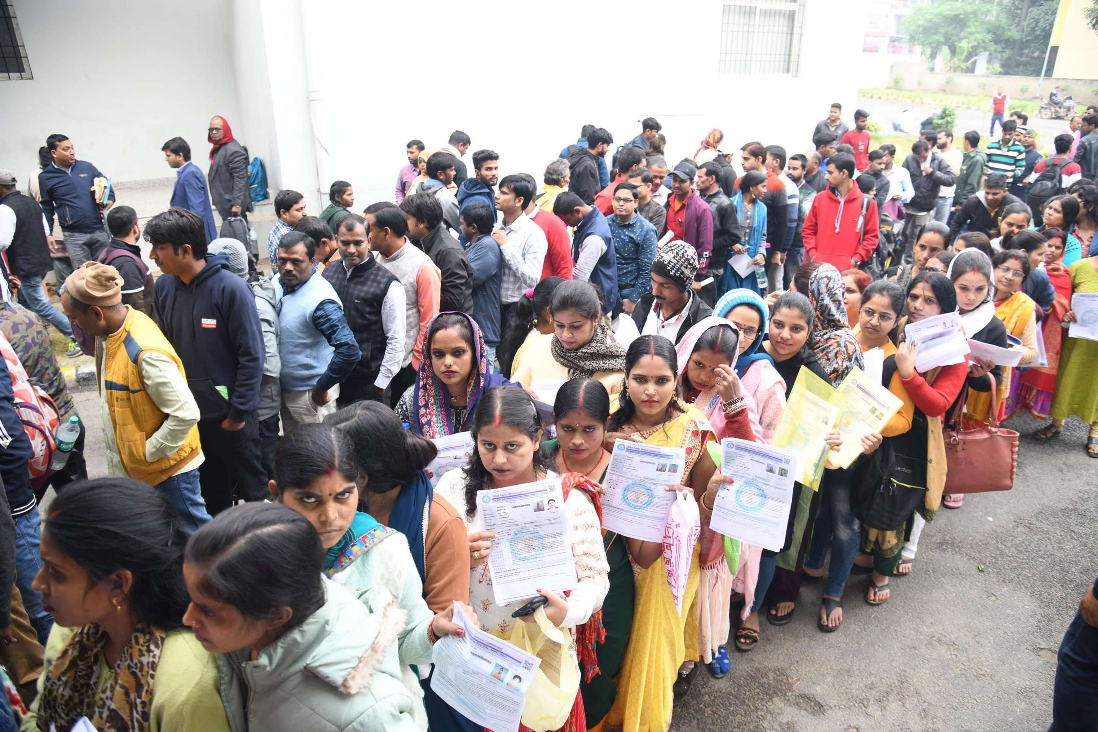 बिहार पब्लिक सर्विस कमीशन (बीपीएससी) की ओर से आयोजित कराए जा रहे शिक्षक परीक्षा के दूसरे चरण में शुक्रवार को लाखों की संख्या में अभ्यर्थी परीक्षा देने पहुंचे। राज्यभर में विभिन्न परीक्षा केंद्रों पर महिला और पुरुष अभ्यर्थियों ने परीक्षा दी। गौरतलब है कि बीपीएससी ने शिक्षक भर्ती परीक्षा के दूसरे दिन यानी शुक्रवार को एग्जाम के टाइम टेबल में परिवर्तन किया है। आयोग ने चक्रवाती तूफान मिचौंग के चलते यह फैसला लिया है। 