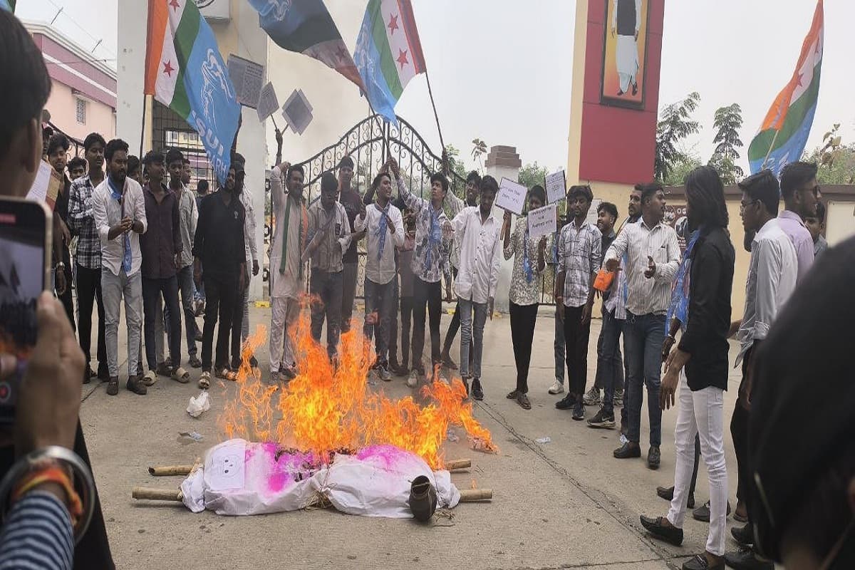 Bilaspur News: इन मांगों को लेकर एनएसयूआई ने किया प्रदर्शन, शव यात्रा निकाल कर छात्रों ने पुतला फूंका