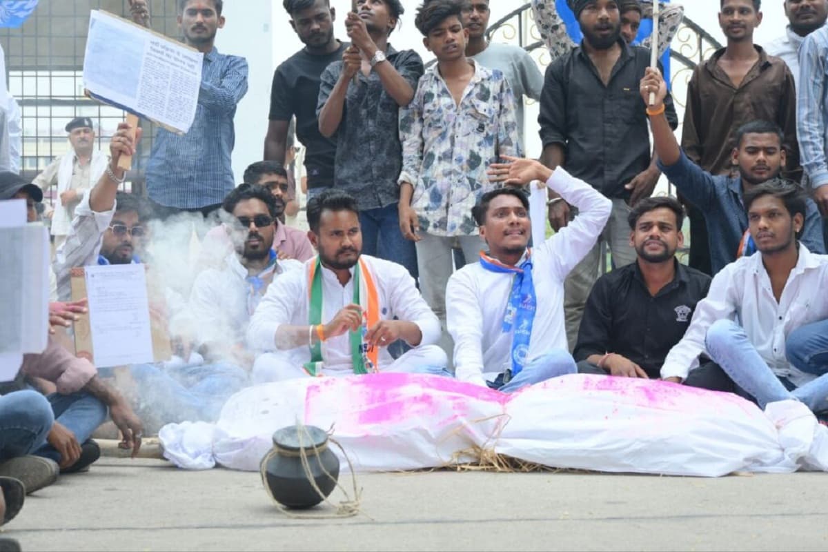 Bilaspur News: इन मांगों को लेकर एनएसयूआई ने किया प्रदर्शन, शव यात्रा निकाल कर छात्रों ने पुतला फूंका