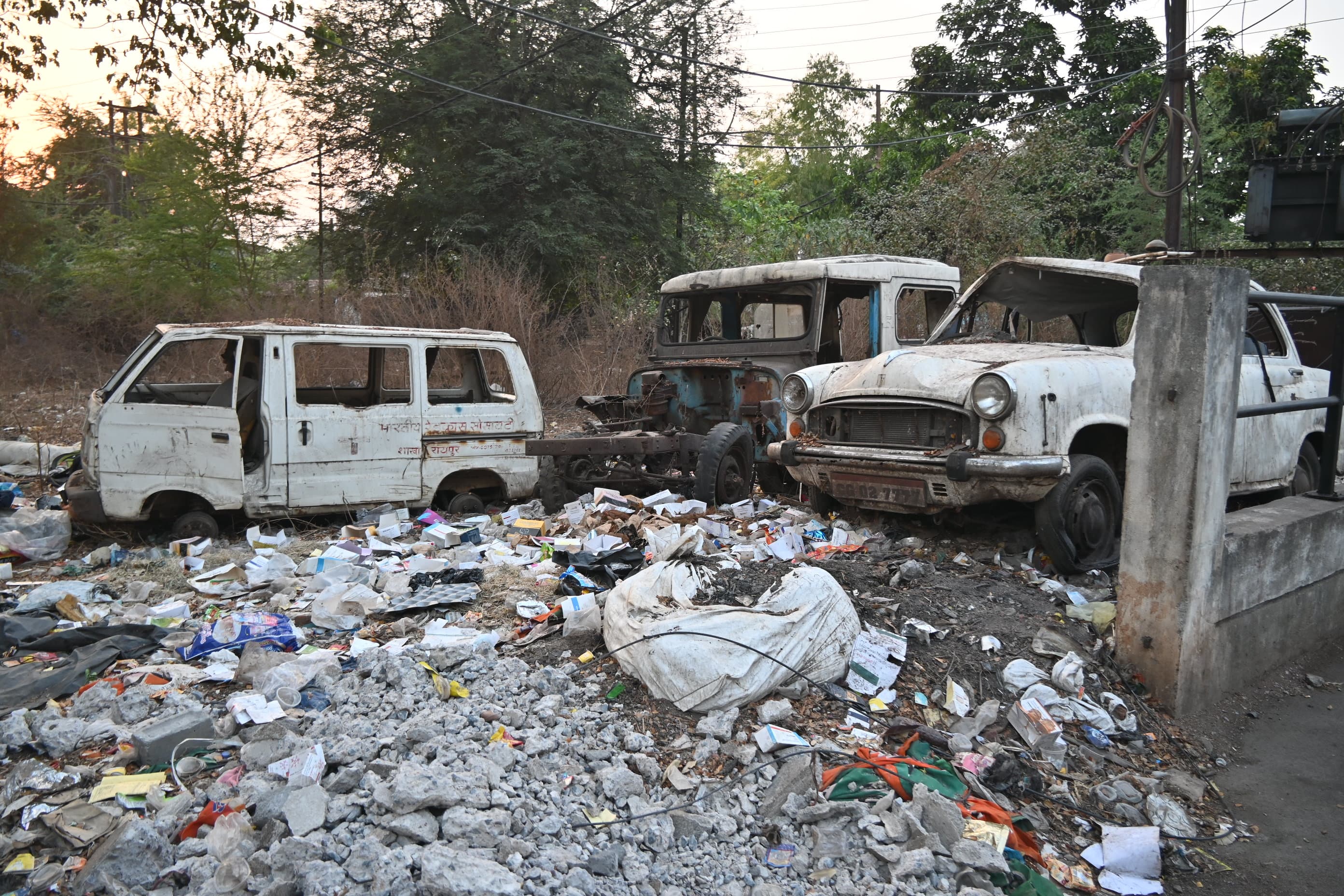 रायपुर के डीकेए हॉस्पिटल के पीछे का गार्डन, जहां कबाड़ में तब्दील होते वाहन