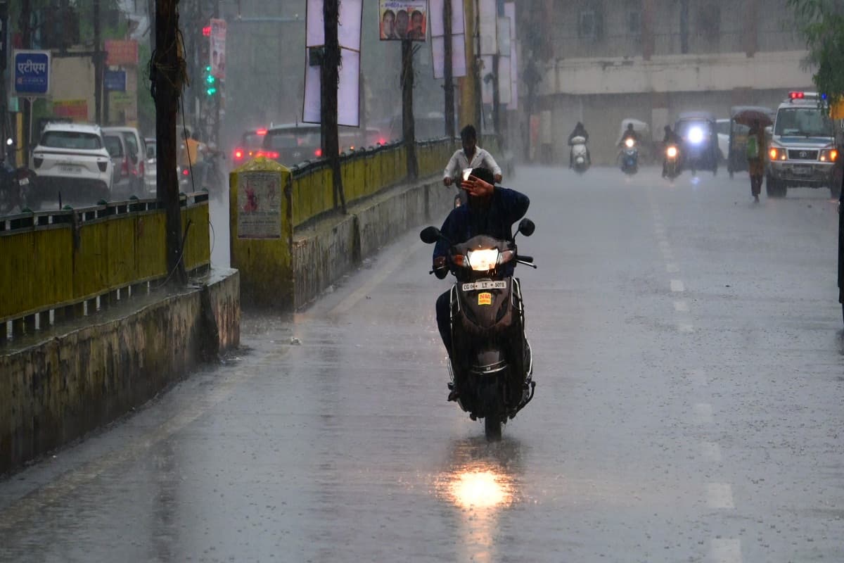 CG Monsoon 2025: 10 जिलों में तेज बारिश का ऑरेंज अलर्ट जारी! गरज-चमक के साथ बरसेंगे बादल, पढ़े मौसम रिपोर्ट
