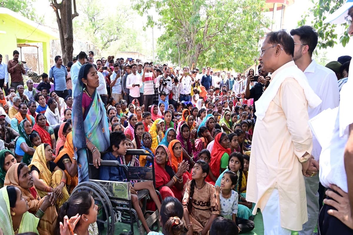 700 रुपए देकर CM साय ने खरीदा पर्रा, धुकना व सुपा…कमार बस्ती में बांस शिल्प को सराहा, देखें तस्वीरें