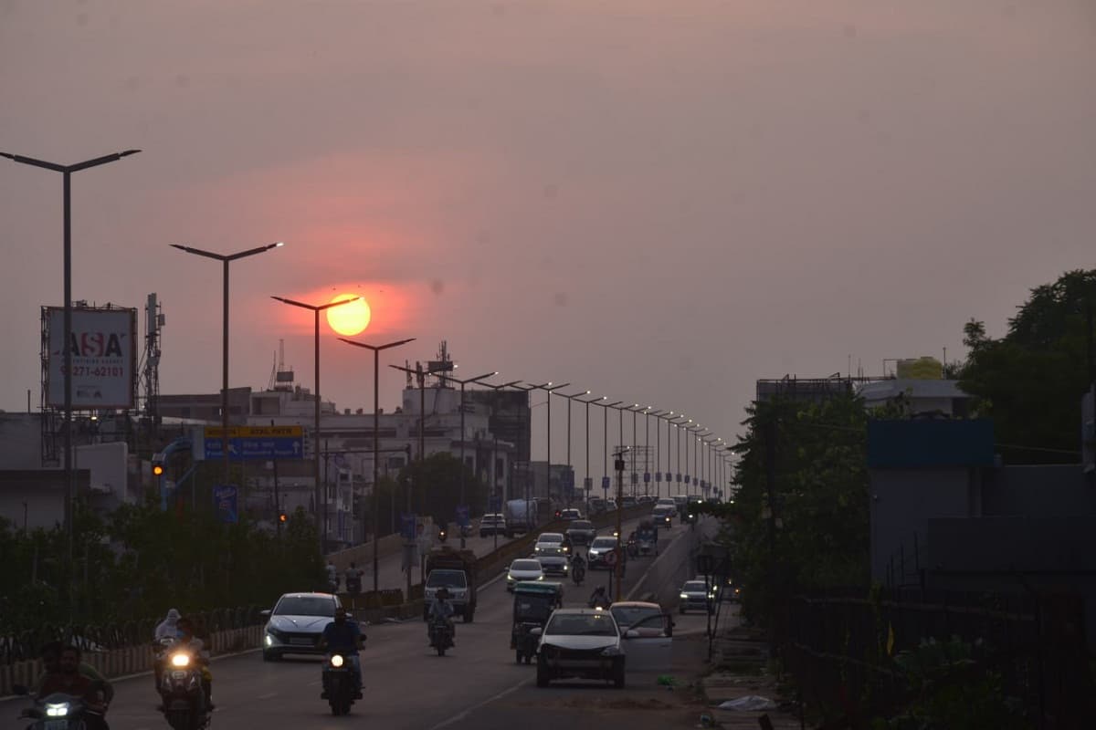 CG Weather Update: मानसून पकड़ेगा रफ्तार! इन जिलों में तेज हवाओं के साथ होगी तेज बारिश, IMD का यलो अलर्ट जारी
