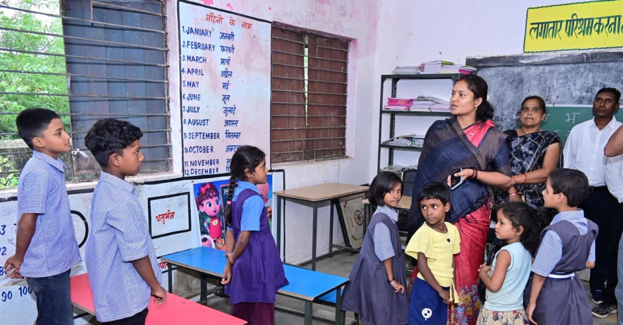 CG News: निरीक्षण पर आंगनबाड़ी गई मंत्री को देख ख़ुशी से झूम उठे बच्चे, देखें तस्वीरें 