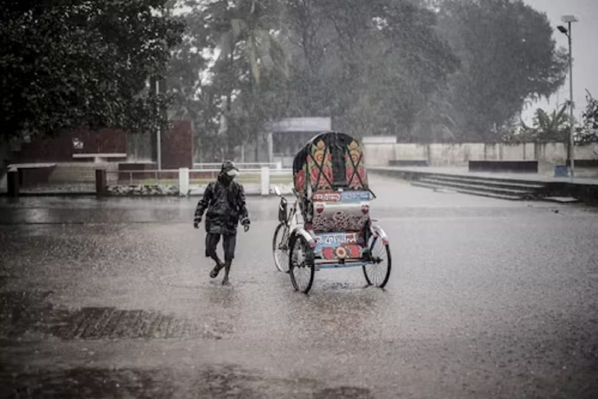 Weather Update: भीषण गर्मी के बीच राहत भरी खबर! इन जिलों में हो सकती है बारिश, येलो अलर्ट जारी
