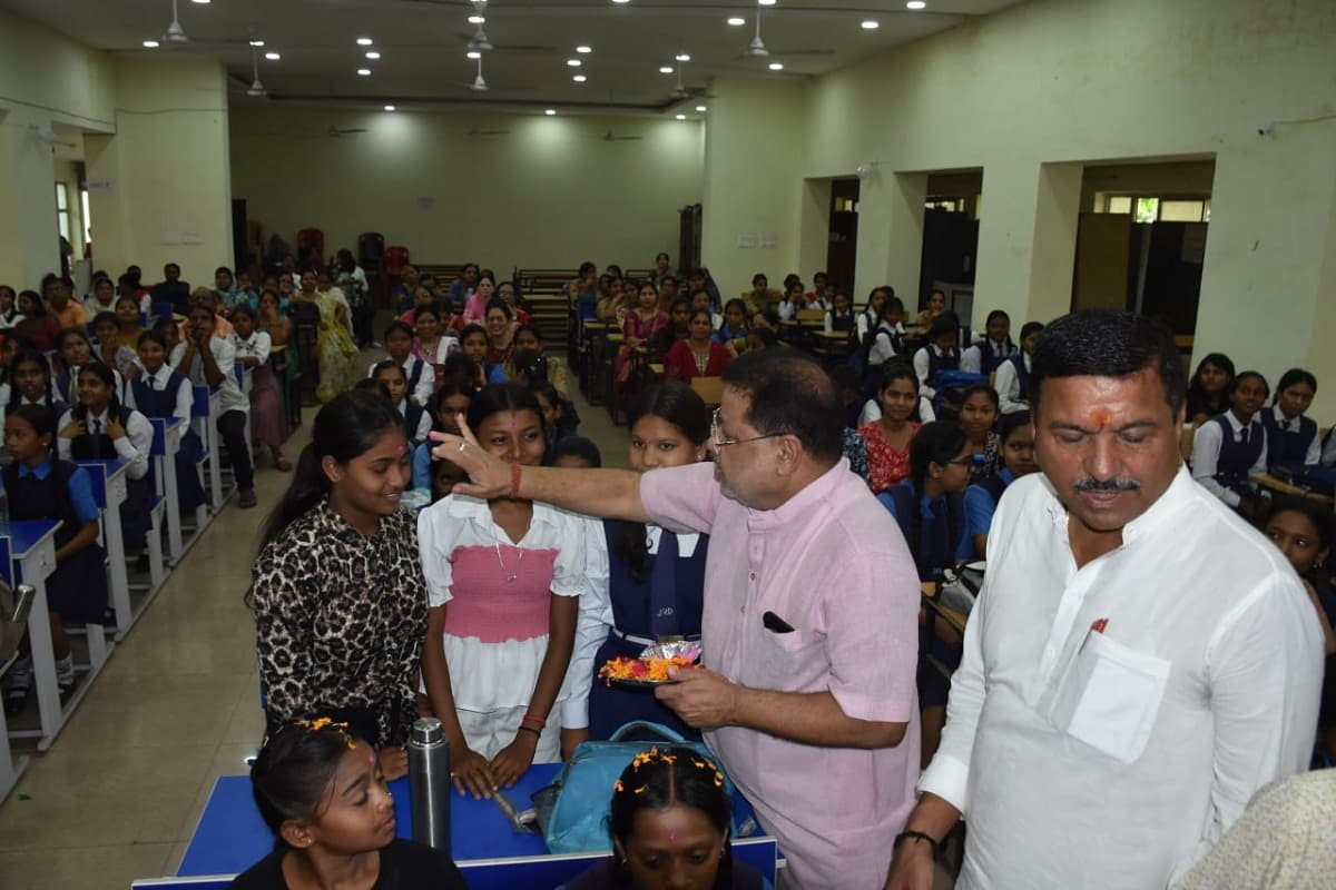 Shala Utsav: राजधानी के स्कूलों में मनाया गया प्रवेश उत्सव, छात्रों में दिखा गजब का उत्साह, देखें तस्वीरें
