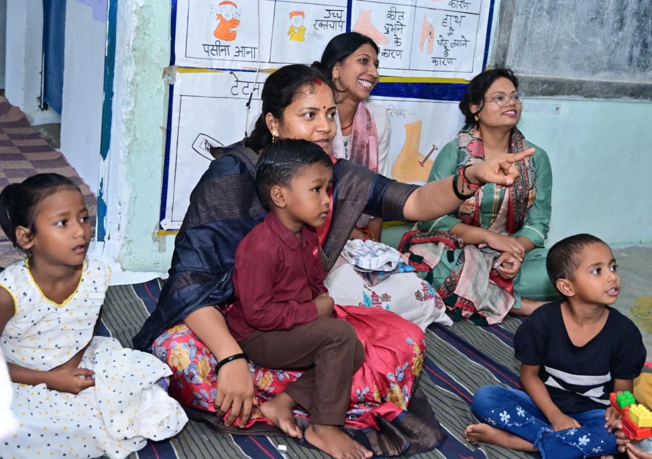 CG News: निरीक्षण पर आंगनबाड़ी गई मंत्री को देख ख़ुशी से झूम उठे बच्चे, देखें तस्वीरें 