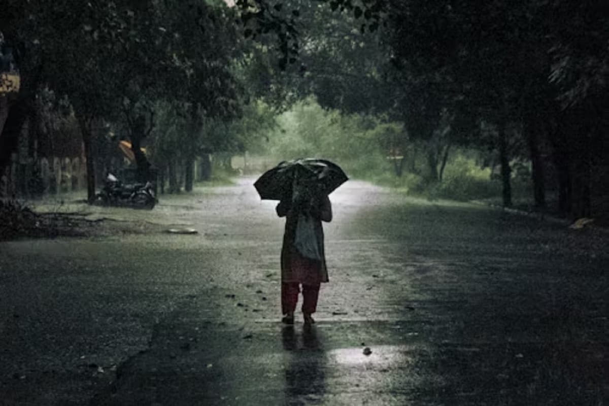 Rain Alert: छत्तीसगढ़ के इन जिलों में बारिश का Alert, 60 KM/घंटे की रफ्तार से चलेगी धूल भरी हवा
