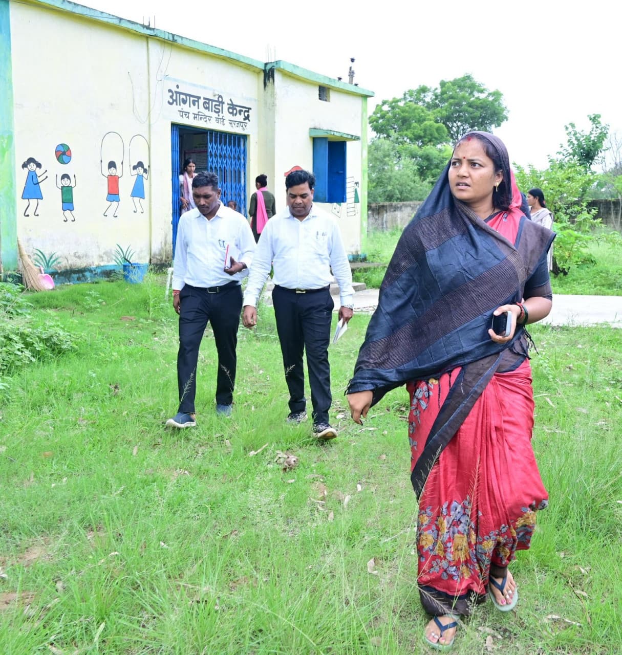 CG News: निरीक्षण पर आंगनबाड़ी गई मंत्री को देख ख़ुशी से झूम उठे बच्चे, देखें तस्वीरें 