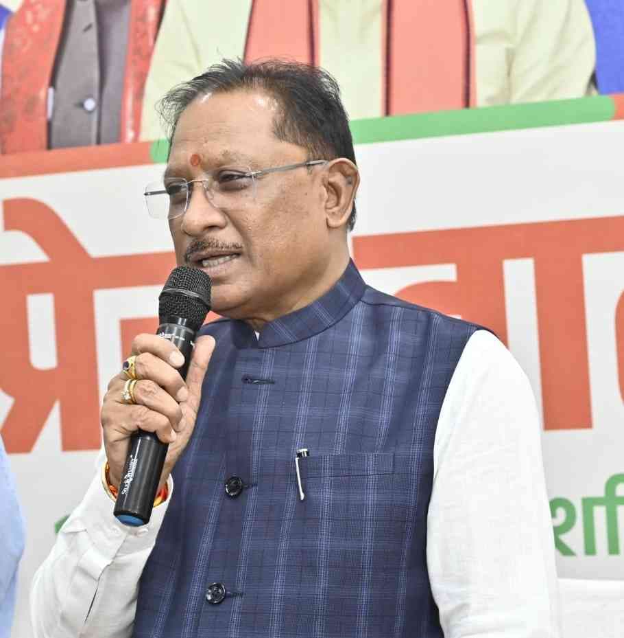 CG News: पहली बार रायपुर पहुंचे बीजापुर के सुदूर गांवों के युवा, मुख्यमंत्री से आत्मीय मुलाकात कर रखी अपनी बात, देखें 
