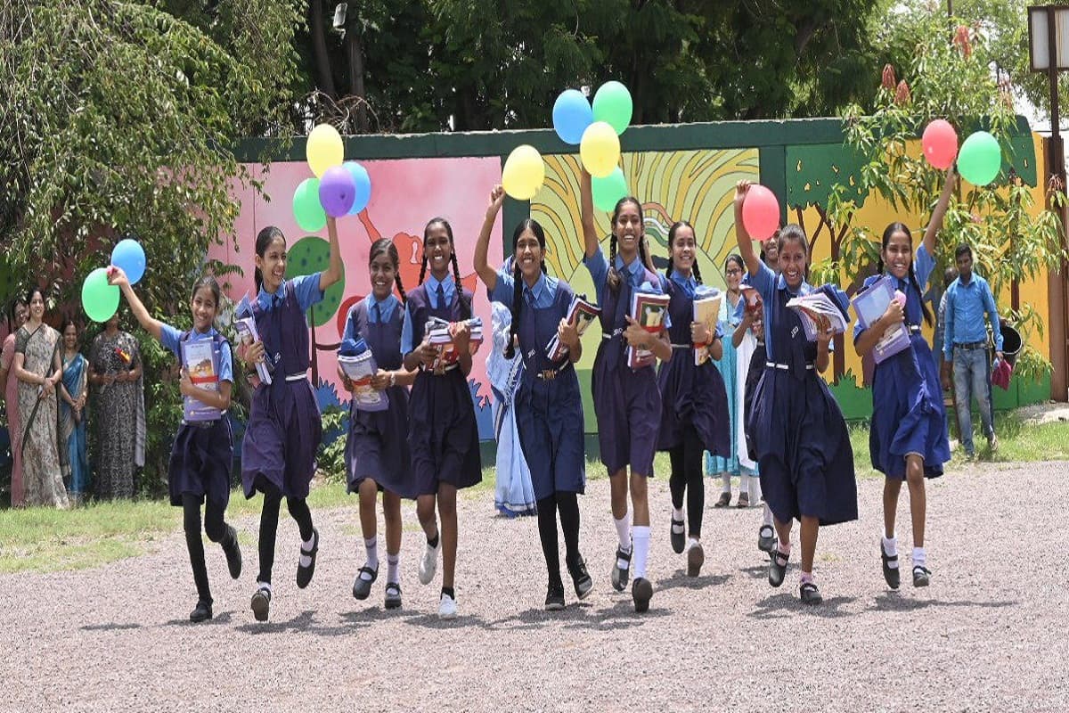 Shala Utsav: राजधानी के स्कूलों में मनाया गया प्रवेश उत्सव, छात्रों में दिखा गजब का उत्साह, देखें तस्वीरें
