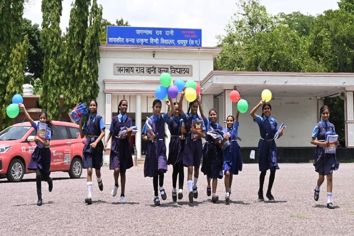 Shala Utsav: राजधानी के स्कूलों में मनाया गया प्रवेश उत्सव, छात्रों में दिखा गजब का उत्साह, देखें तस्वीरें
