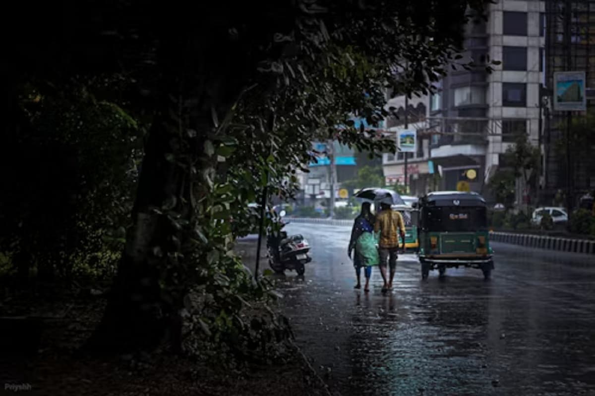 Monsoon 2025: मानसून पकड़ेगा जोर! 13 जिलों में होगी भारी बारिश, IMD का येलो अलर्ट जारी
