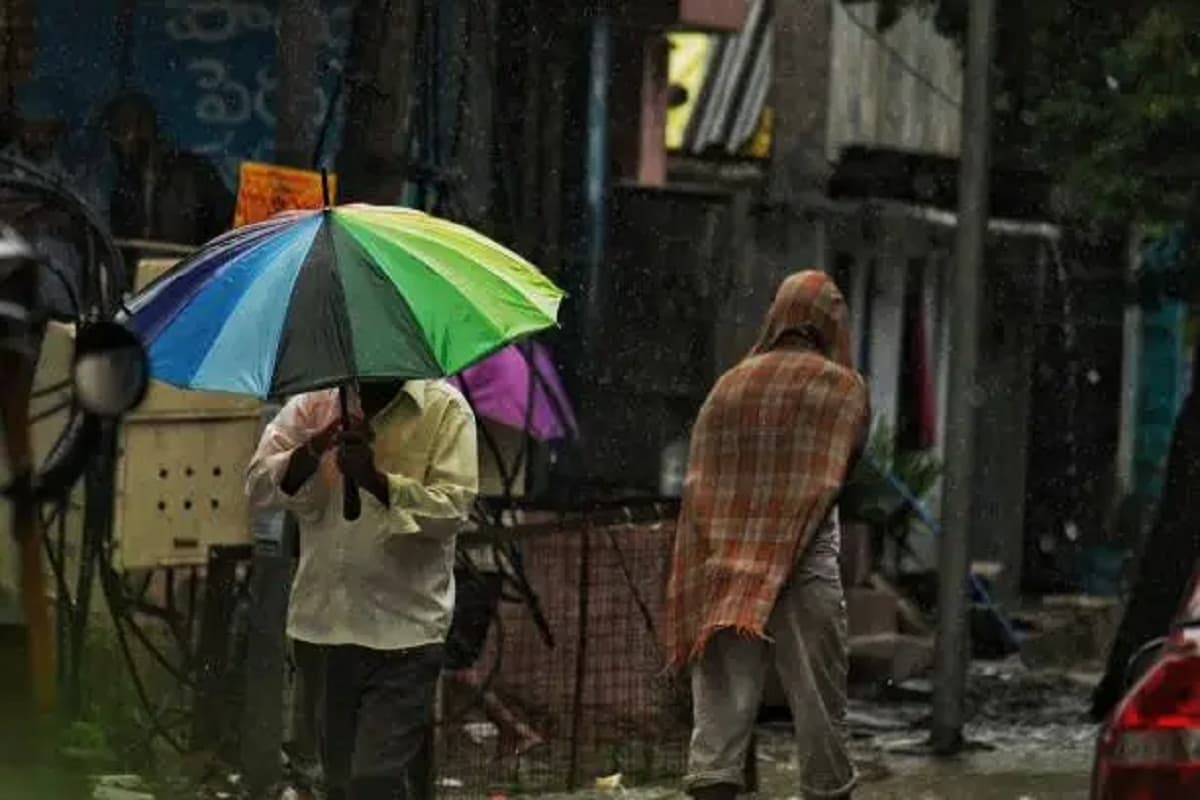 Rain Alert: छत्तीसगढ़ के इन जिलों में बारिश का Alert, 60 KM/घंटे की रफ्तार से चलेगी धूल भरी हवा
