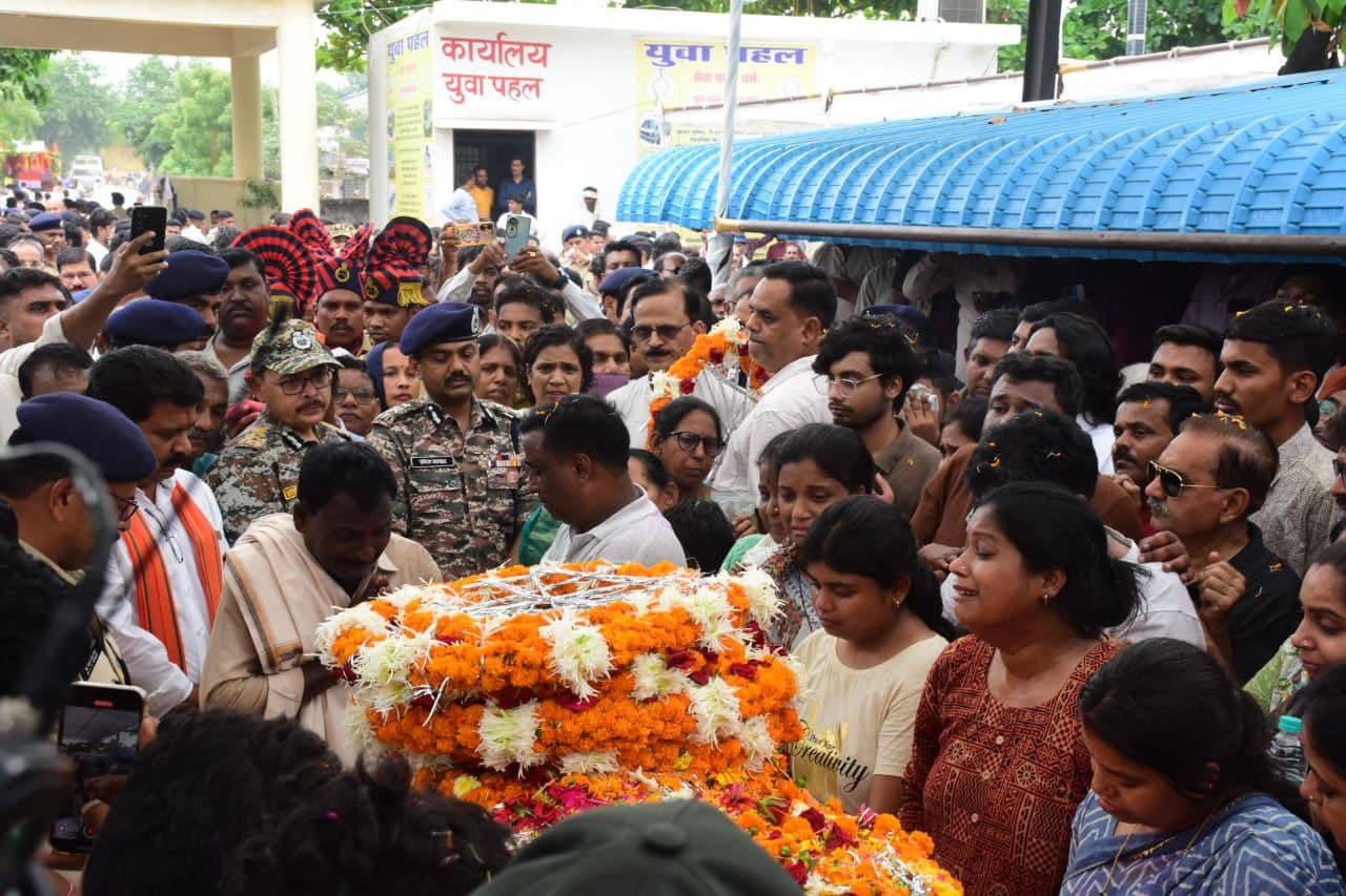 Raipur News: तिरंगे से लिपटकर शहीद पति को दी विदाई, सात वर्षीय बेटे ने दी पिता को दी मुखाग्नि, देखें 
