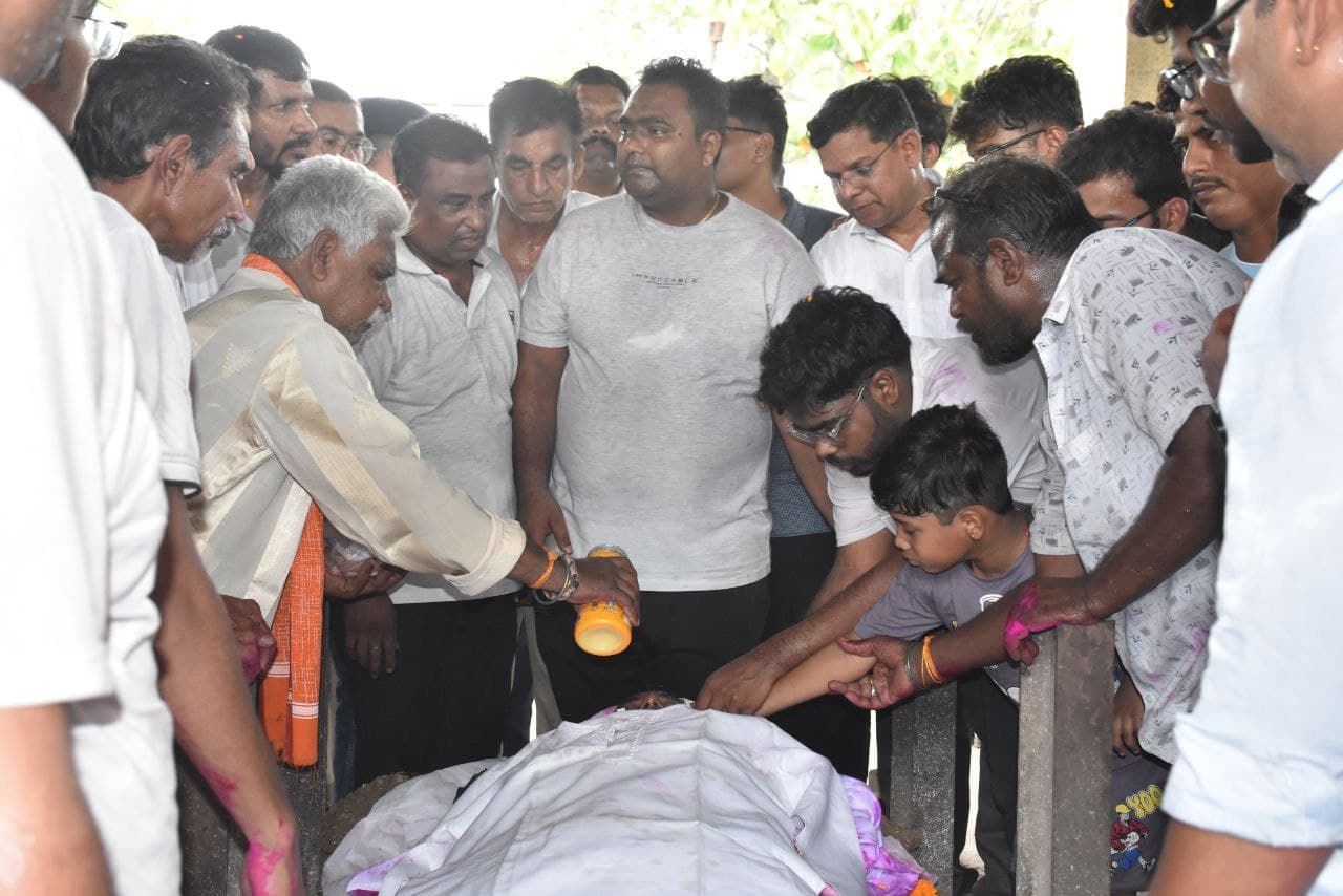 Raipur News: तिरंगे से लिपटकर शहीद पति को दी विदाई, सात वर्षीय बेटे ने दी पिता को दी मुखाग्नि, देखें 
