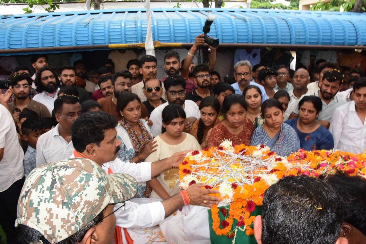 Raipur News: तिरंगे से लिपटकर शहीद पति को दी विदाई, सात वर्षीय बेटे ने दी पिता को दी मुखाग्नि, देखें 
