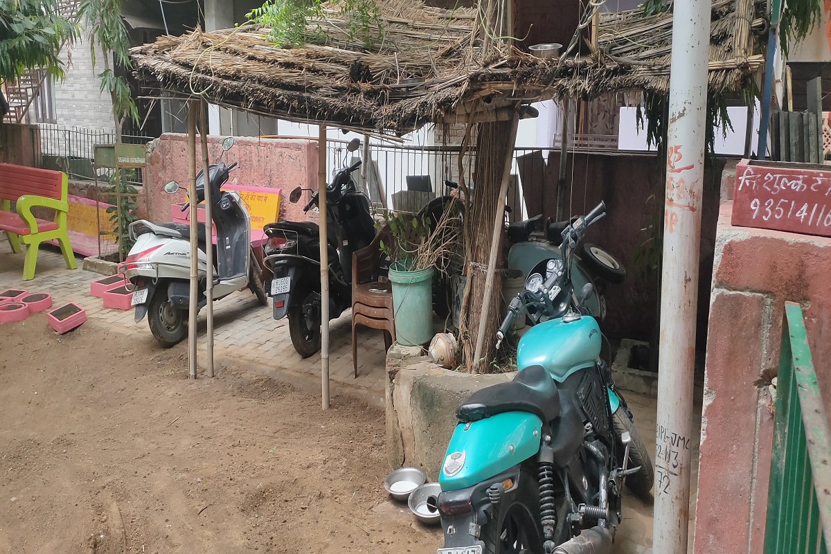 बच्चों के खेलने और बुजुर्गों की सैर के लिए बना यह पार्क आजकल गाड़ियों की अनधिकृत पार्किंग, निजी रास्तों और खुले कब्जों का गवाह बनता जा रहा है।