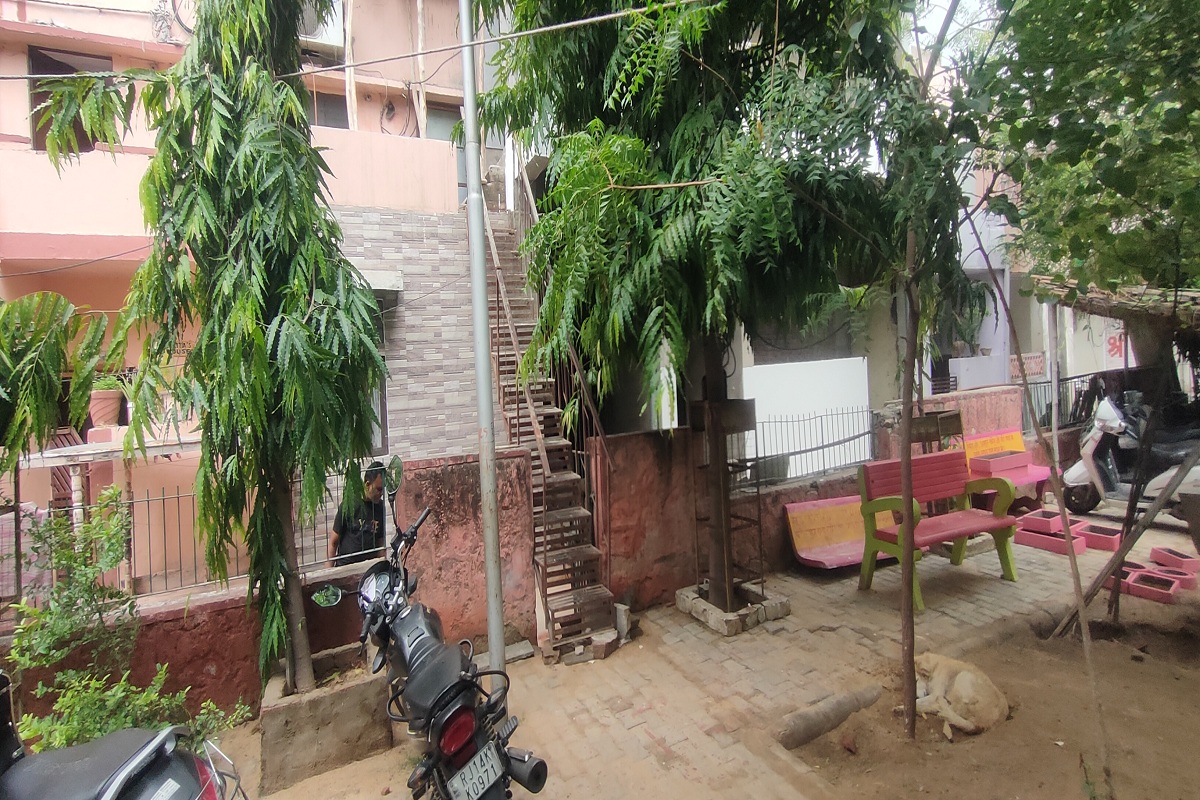 
हैरानी की बात यह है कि एक पड़ोसी ने तो पार्क के अंदर से अपने घर के लिए लोहे की सीढ़ी तक बना ली है। मतलब साफ है कि अब पार्क सिर्फ पब्लिक नहीं, प्राइवेट एंट्री वाला स्पेस बनता जा रहा है। 