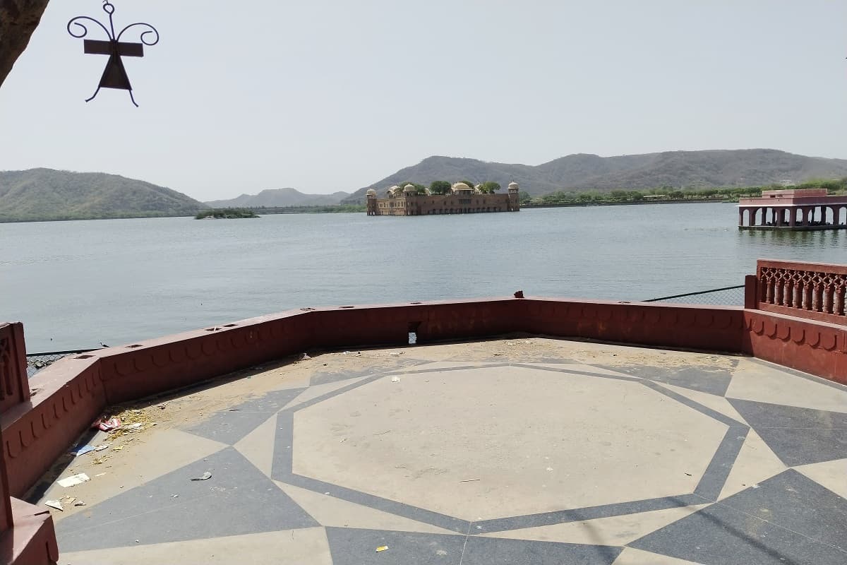 जलमहल की लगातार बिगड़ती स्थिति के चलते पर्यटकों की संख्या में भारी गिरावट आई है। पहले जहां जलमहल पर सेल्फी लेने की होड़ मची रहती थी, वहीं अब सिर्फ सन्नाटा पसरा है।