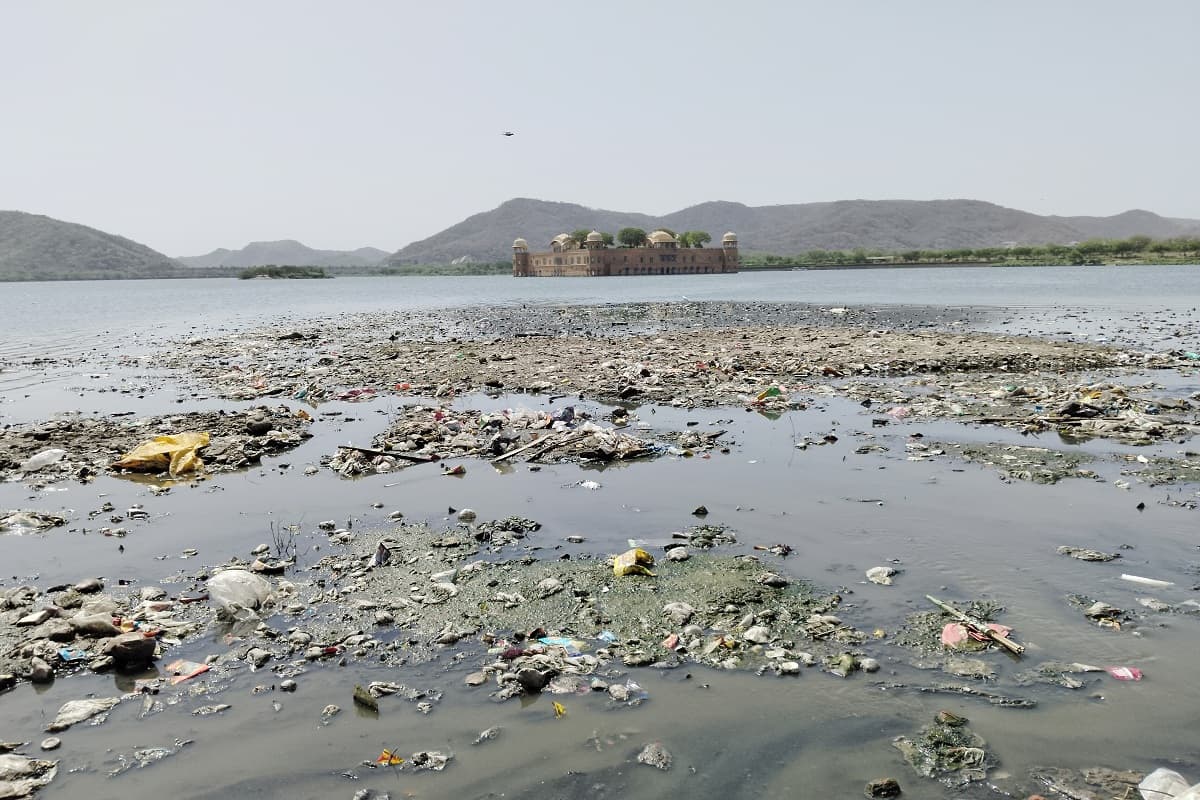जयपुर का टूरिस्ट स्पॉट जलमहल इन दिनों खुद अपनी बदहाली पर आंसू बहा रहा है। कभी विदेशी सैलानियों की पसंदीदा लोकेशन रहा यह जलमहल अब जर्जर स्थिति में पहुंच गया है।