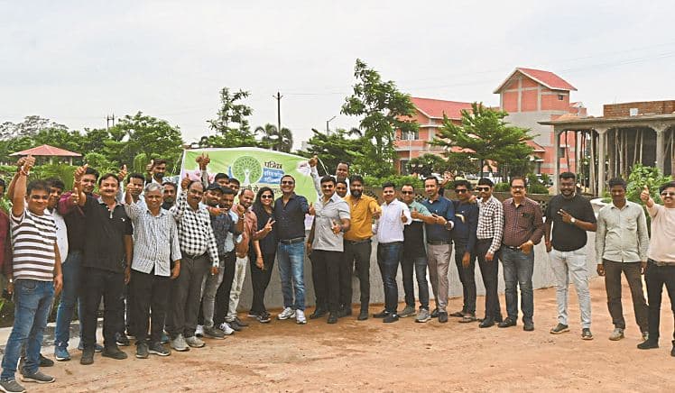 CG News:प्रोजेक्ट रॉयल एवेन्यू में पत्रिका के साथ पौधरोपण अभियान, ग्रीन वातावरण देने को आगे आ रहे युवा बिल्डर्स, देखें तस्वीरें 
