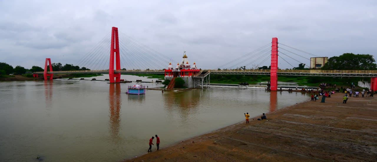 खारुन नदी का बढ़ा जलस्तर बना बाधा, श्रद्धालु नहीं कर सके शिव मंदिर के दर्शन, Photo