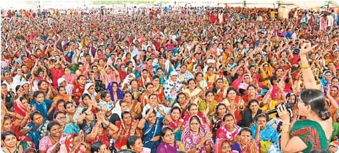 नवा रायपुर में मितानिनों का हल्लाबोल(photo-patrika)