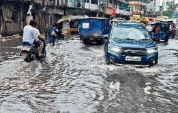 CG News: रायपुर कई इलाकों में जलभराव, सड़क पर उतरे आक्रोशित लोग, देखें तस्वीरें
