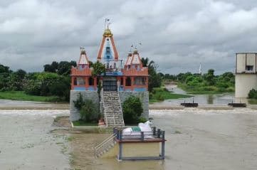 Raipur News: खारुन नदी का जलस्तर बढ़ा, रविवार को नदी तट पर पहुंचे पर्यटक, देखें तस्वीरें 
