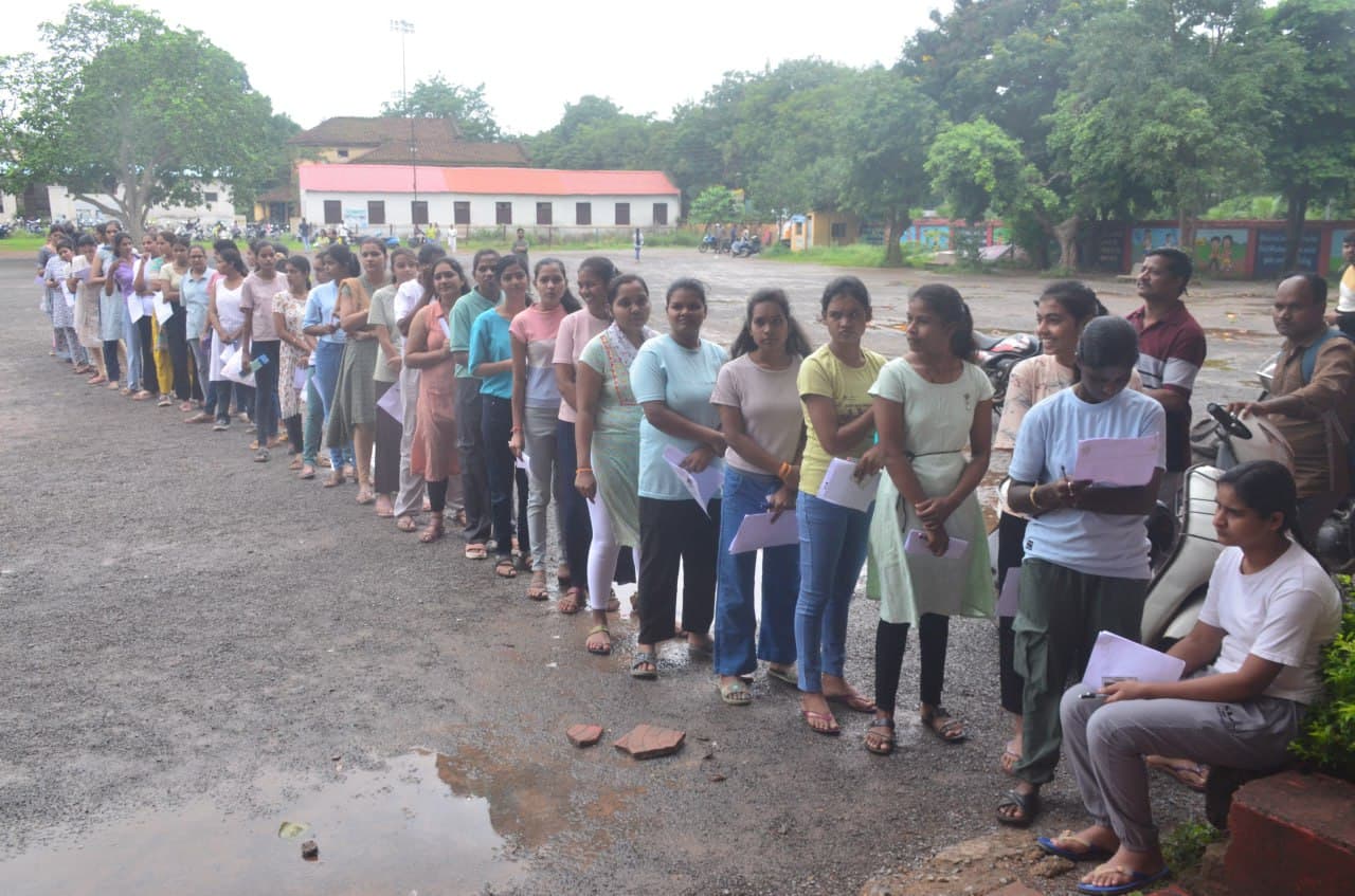 सख्त ड्रेस कोड का कहर! ज्वेलरी, घड़ी, जूते उतरवाए(photo-patrika)