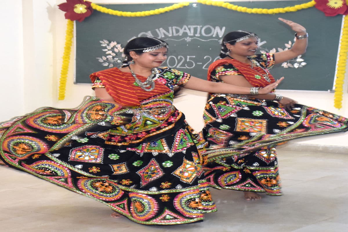 Collage Studenst Dance
