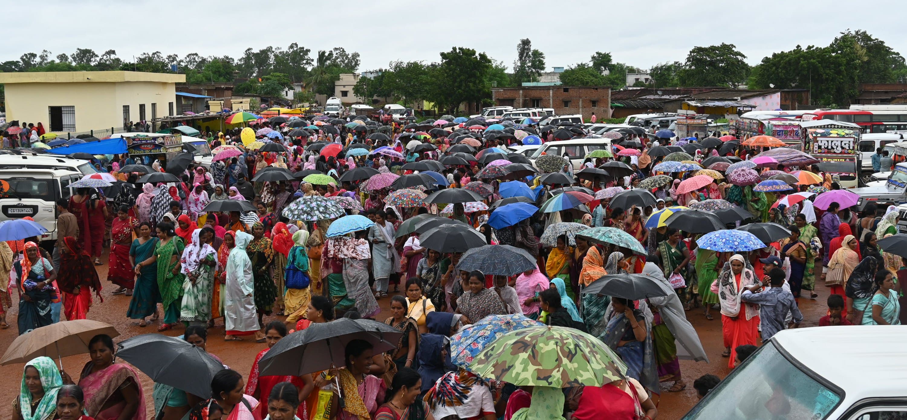 नवा रायपुर में मितानिनों का हल्लाबोल(photo-patrika)