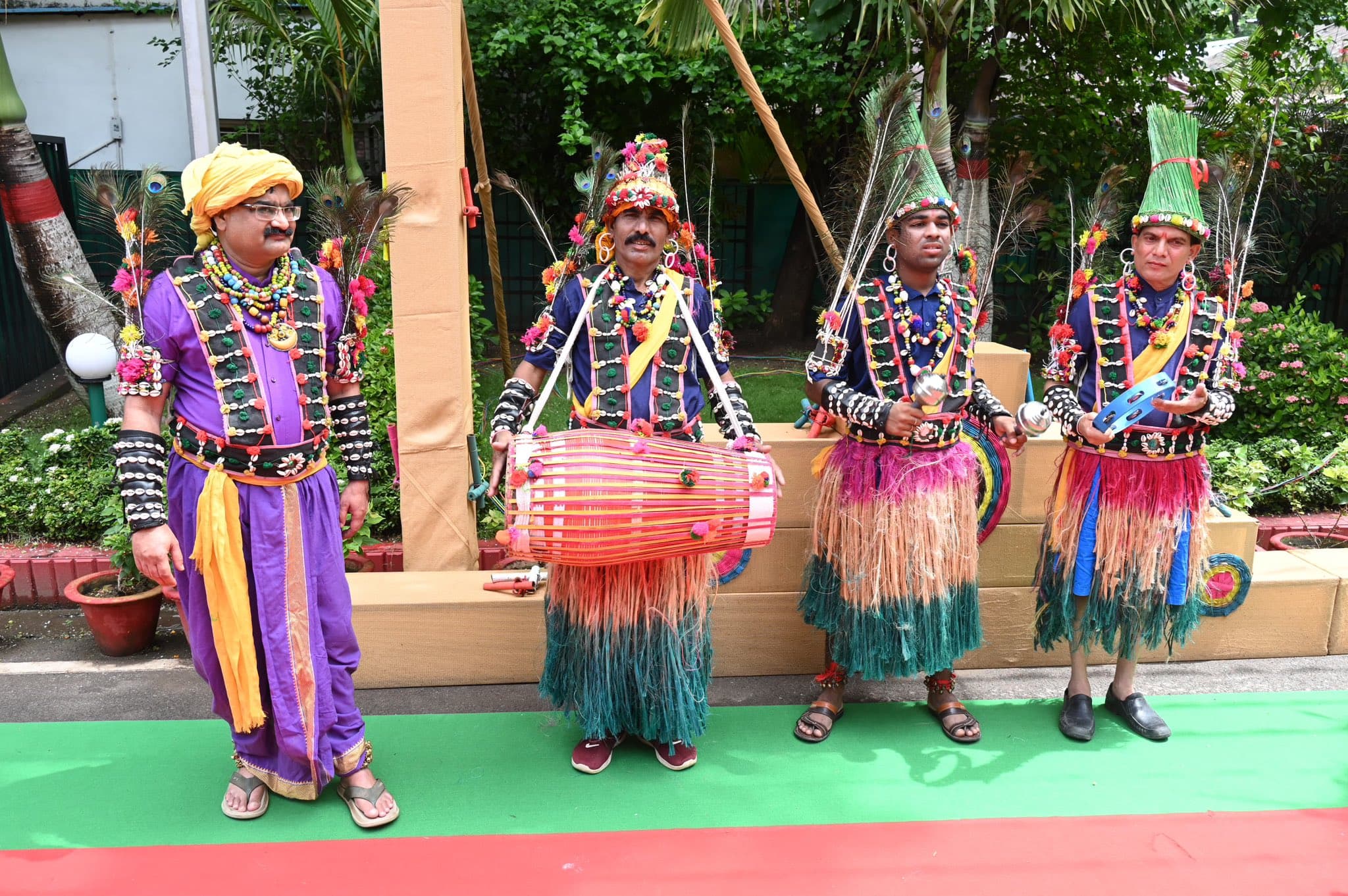 मोहक प्रस्तुतियां देते आदिवासी कलाकार।