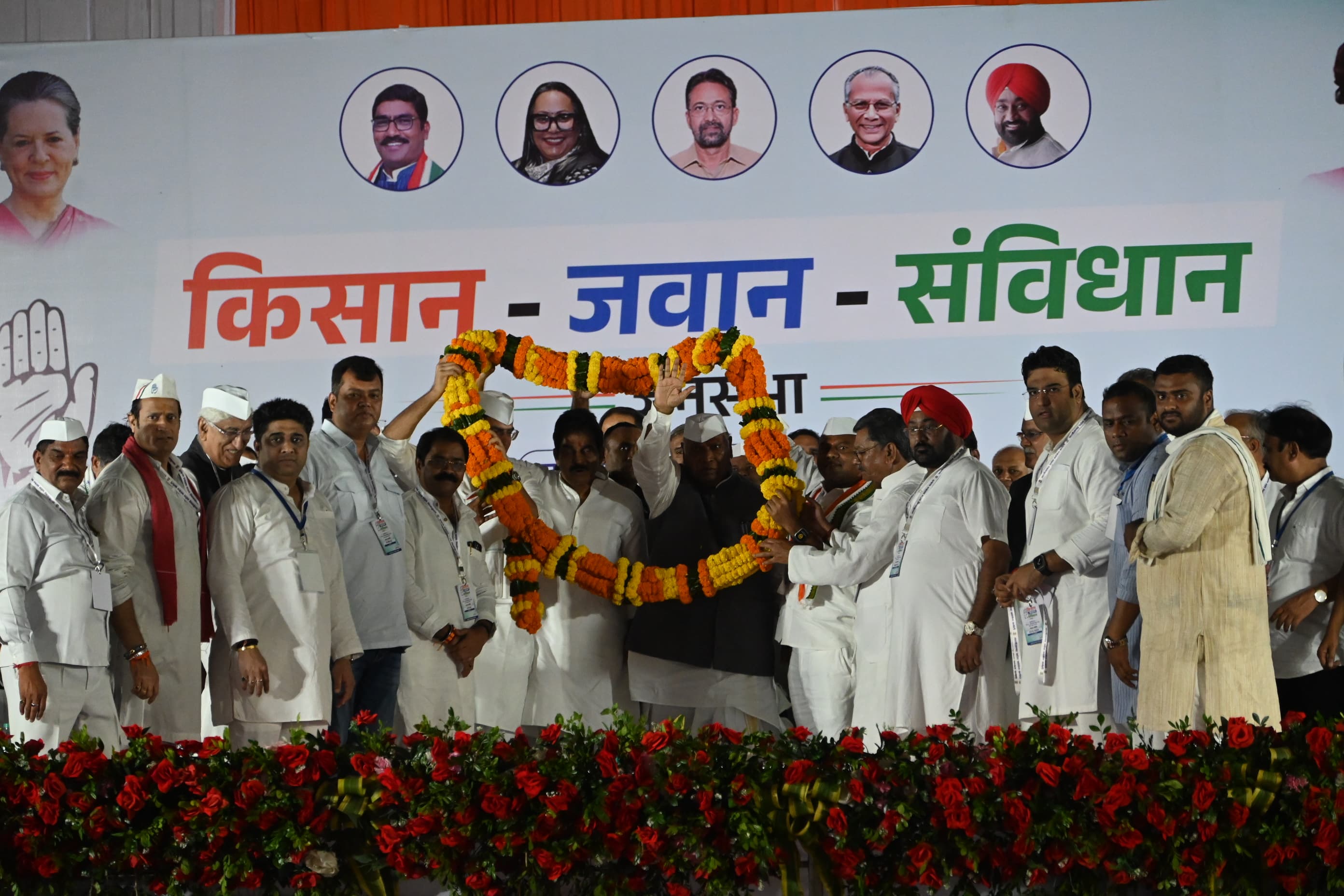 राजधानी रायपुर के साइंस कॉलेज मैदान में किसान, जवान, संविधान सभा में कांग्रेस के राष्ट्रीय अध्यक्ष मल्लिकार्जुन खरगे का स्वागत करते पार्टी नेता।