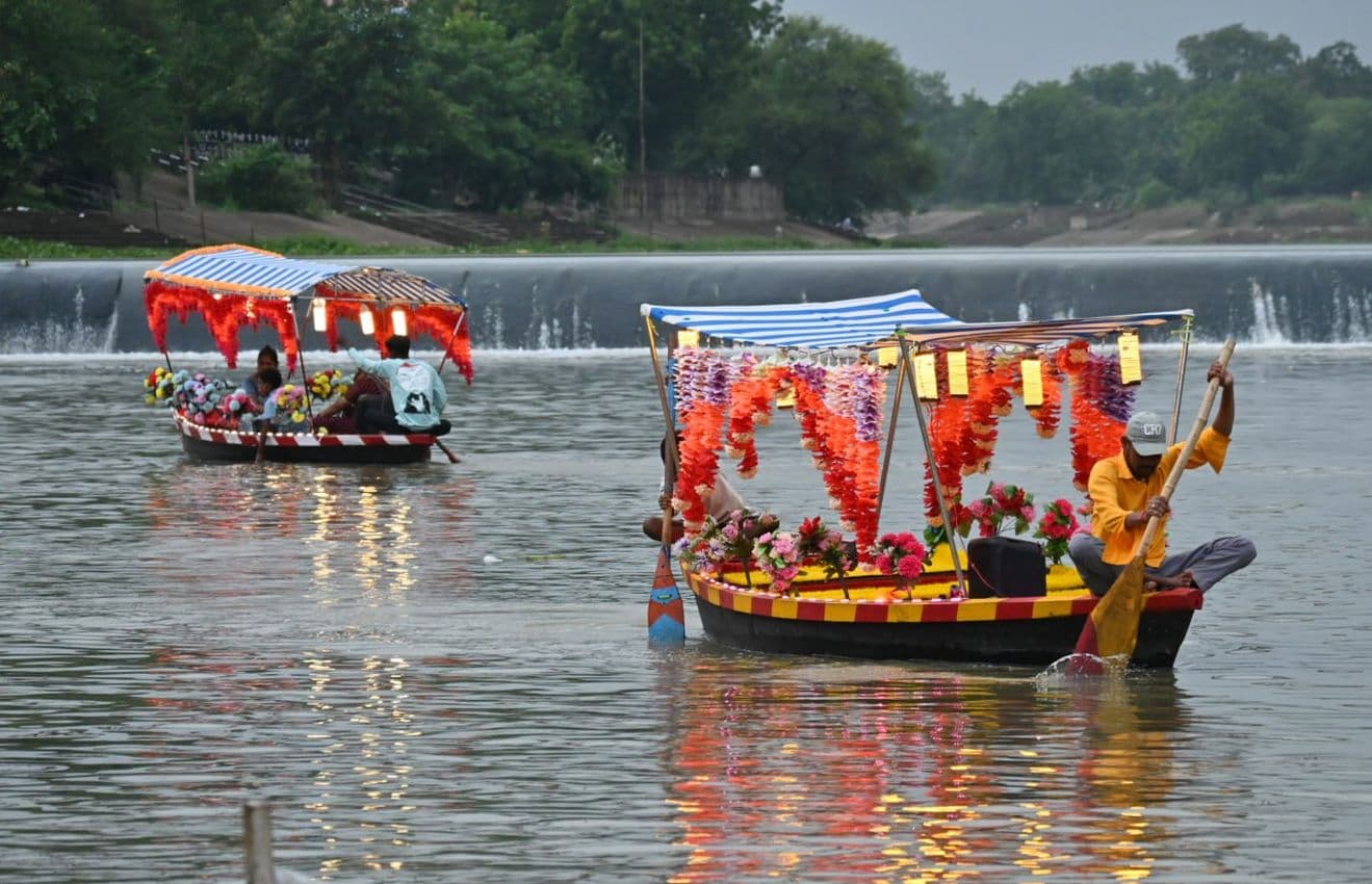 राजधानी रायपुर की खारुन नदी के तट पर महादेव घाट का नजारा।
