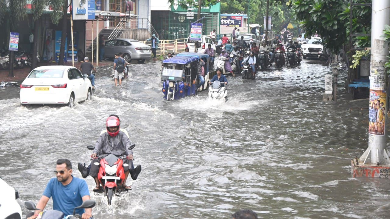 Raipur News: रायपुर में आज फिर जोरदार बारिश, सड़के हुई जलमग्न, देखें तस्वीरें 
