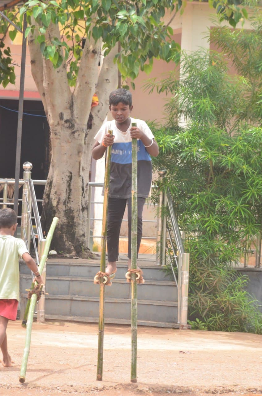 CG News: हरेली तिहार पर गेड़ी चढ़ निभाई परंपरा, बच्चे और युवाओं ने लगाई दौड़, देखें तस्वीरें 

