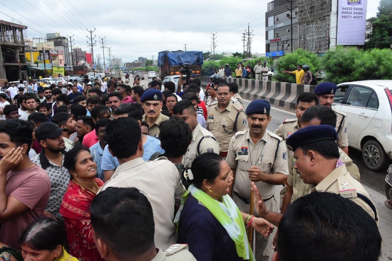 CG News: रायपुर कई इलाकों में जलभराव, सड़क पर उतरे आक्रोशित लोग, देखें तस्वीरें
