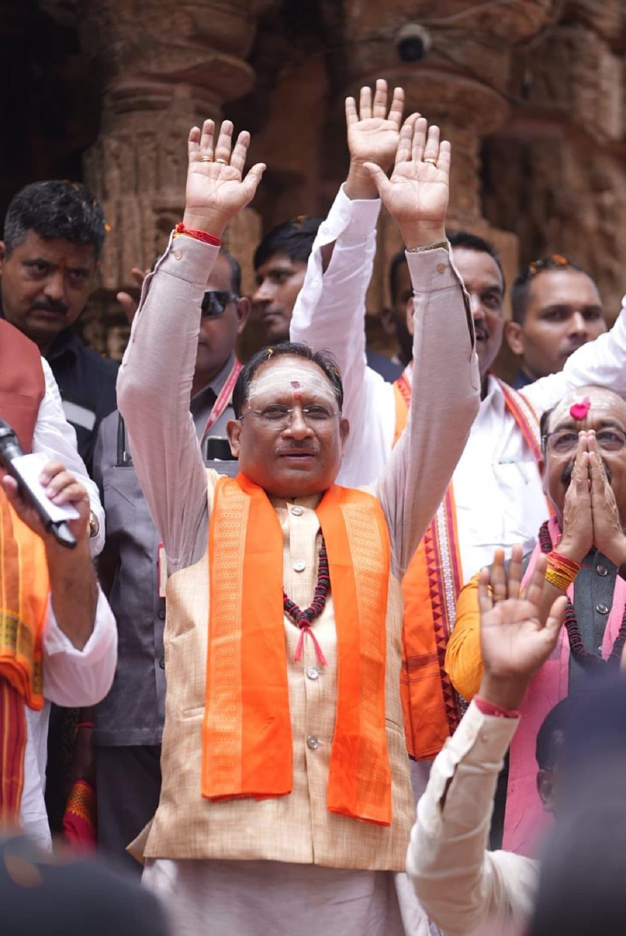 पवित्र सावन मास के तीसरे सोमवार को धार्मिक आयोजन में हिस्सा लेते मुख्यमंत्री विष्णु देव साय। 
