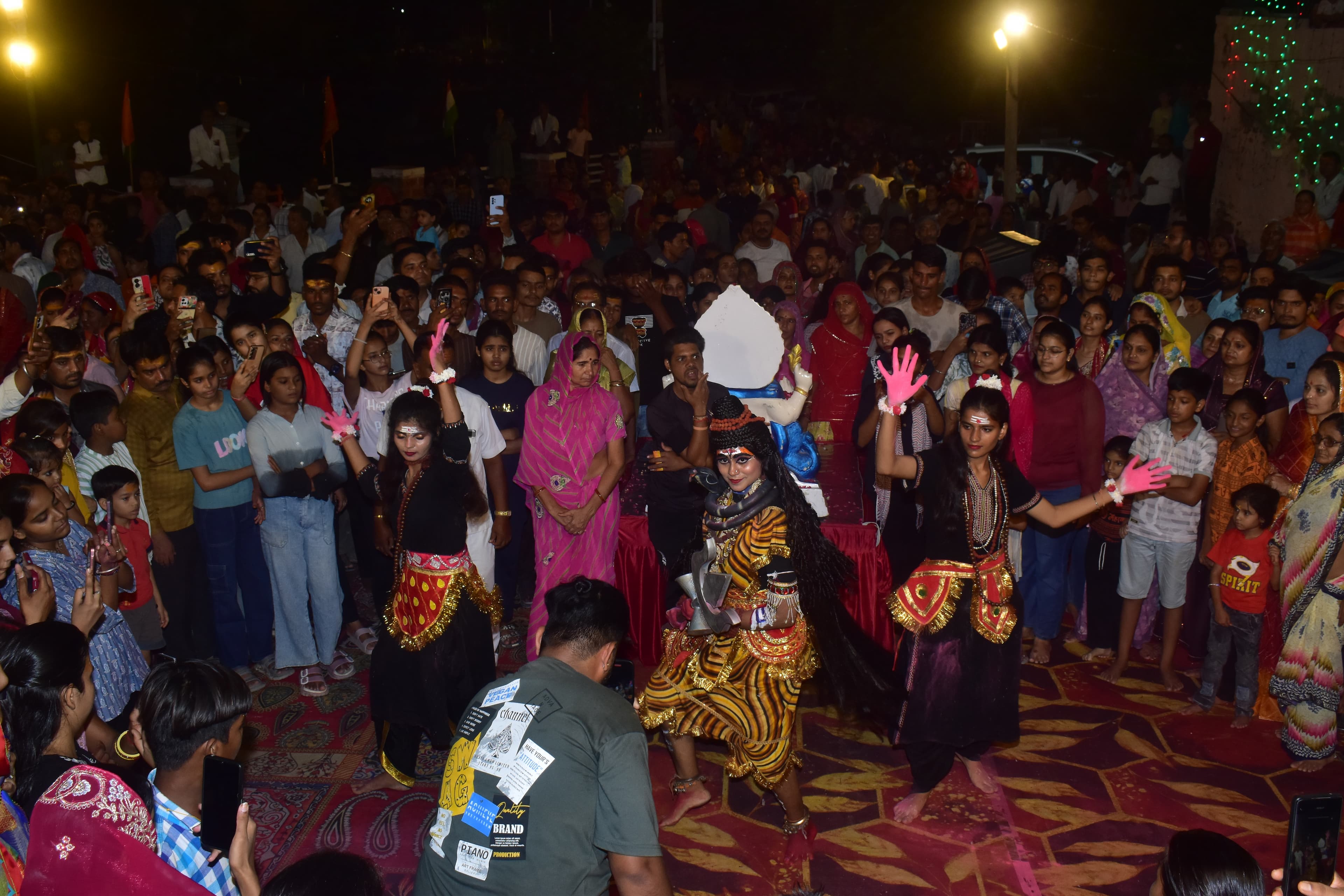 City residents gathered in Maha Aarti of Baba Barfani
On the last Monday of the month of Shravan, the sounds echoing in the Shiva temples, see the innocent pictures.