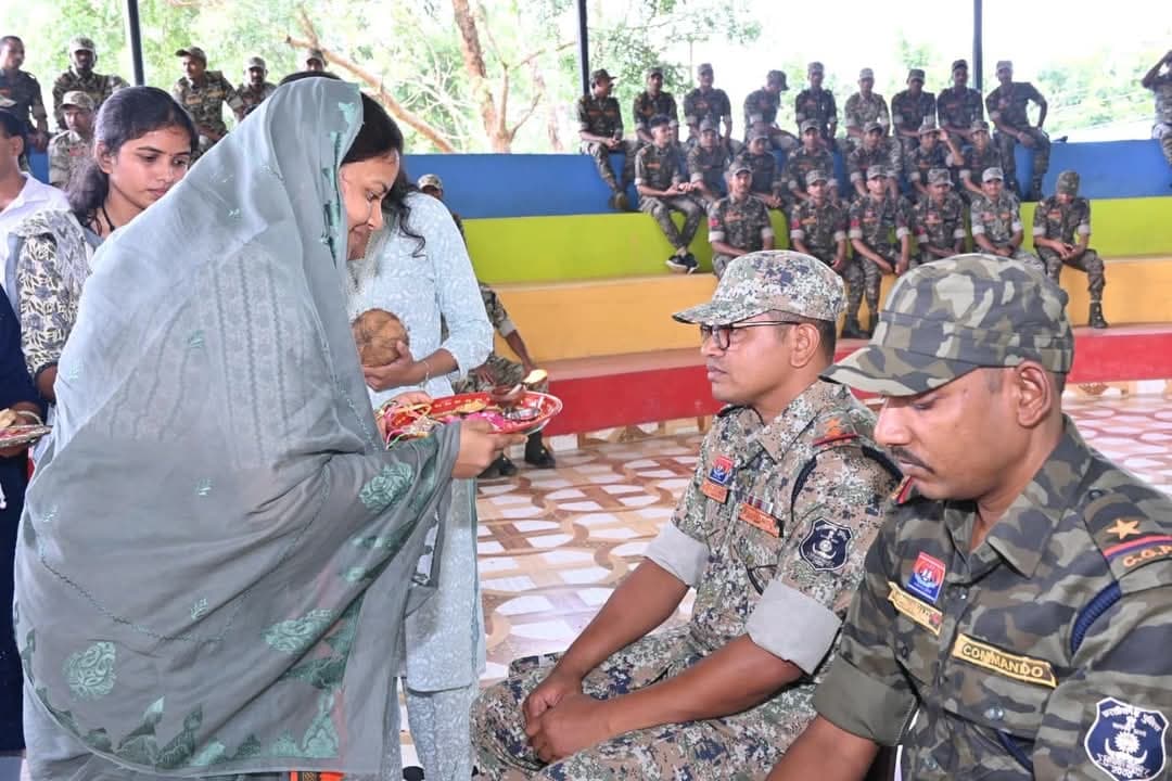 Rakhshabandhan 2025: मंत्री राजवाड़े ने सुरक्षा बल के जवानों को बांधी राखी, देखें तस्वीरें 
