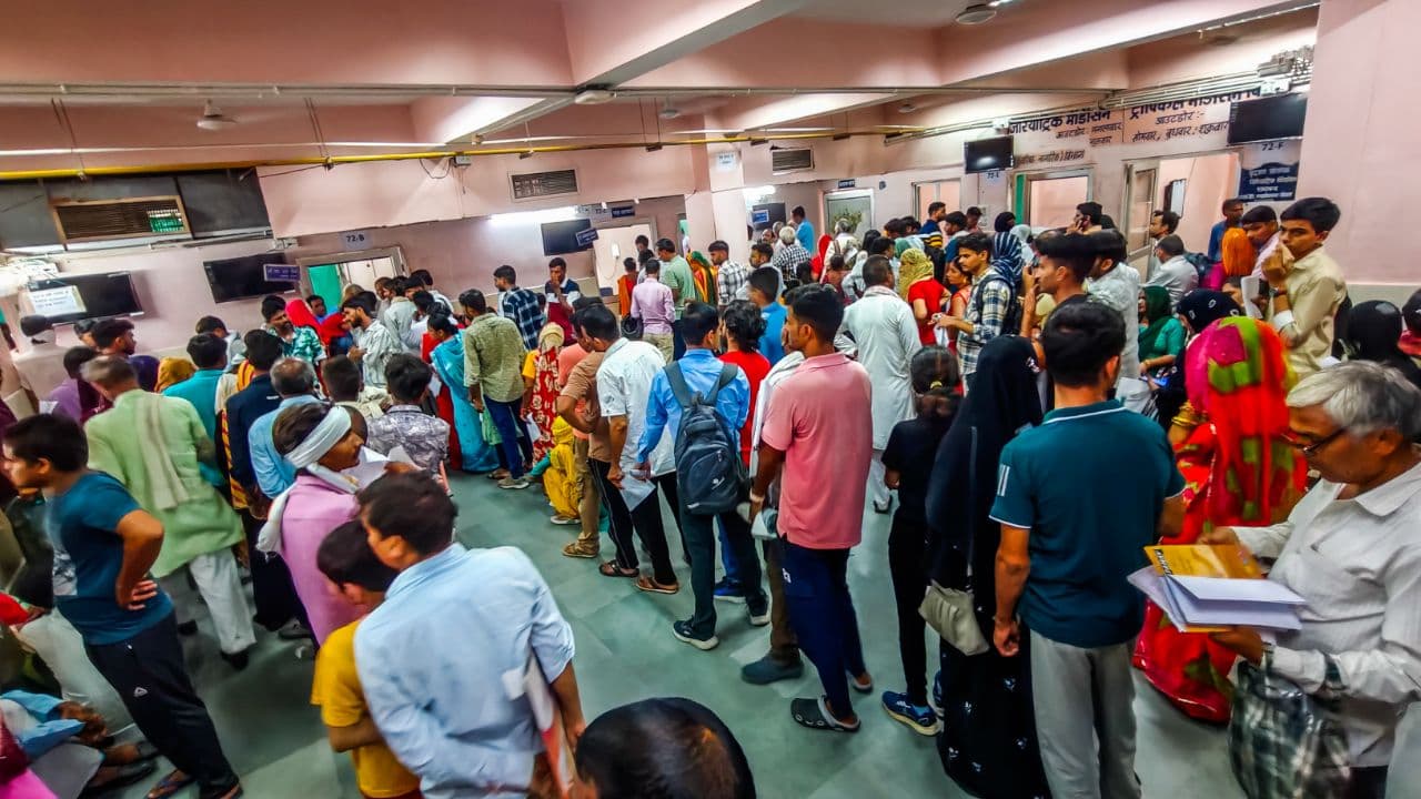 Sms hospital outdoor crowded 