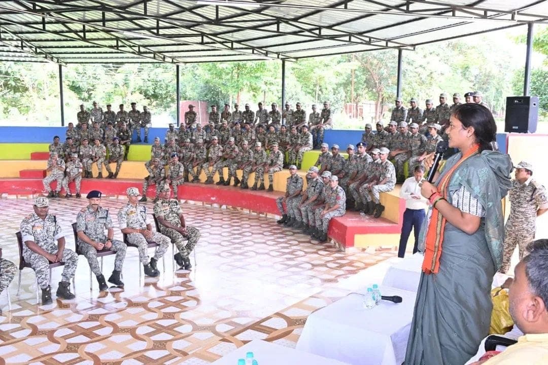 Rakhshabandhan 2025: मंत्री राजवाड़े ने सुरक्षा बल के जवानों को बांधी राखी, देखें तस्वीरें 
