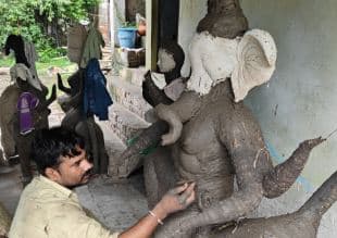 Ganesh Utsav 2025: रायपुर में गणेश उत्सव की तैयारी, प्रजा से मिलने को सज रहे राजा, देखें तस्वीरें 
