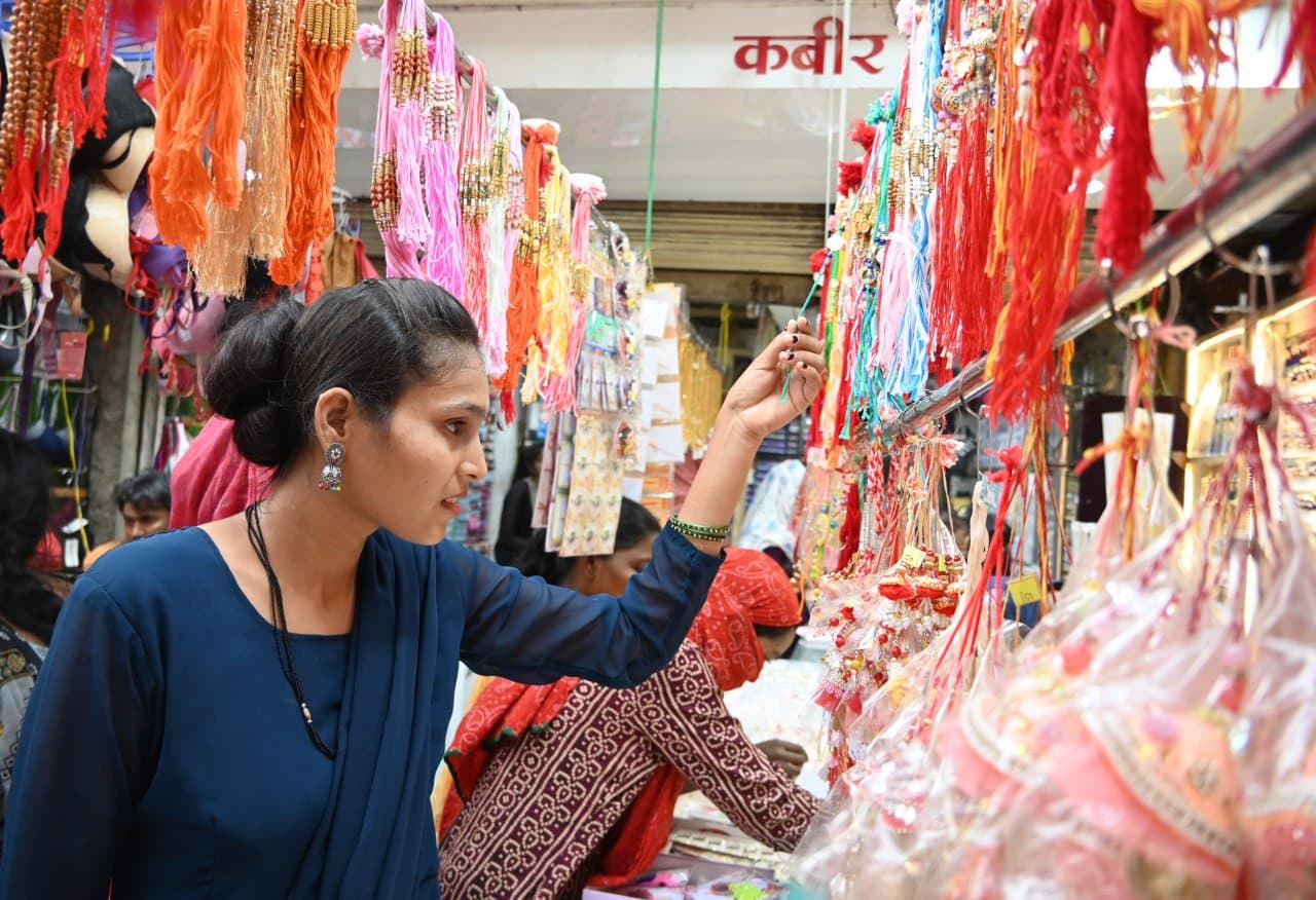 रक्षाबंधन पर बाजार सजा, नई और फैंसी राखियों की डिमांड अधिक, दाम भी बढ़े... PHOTO
