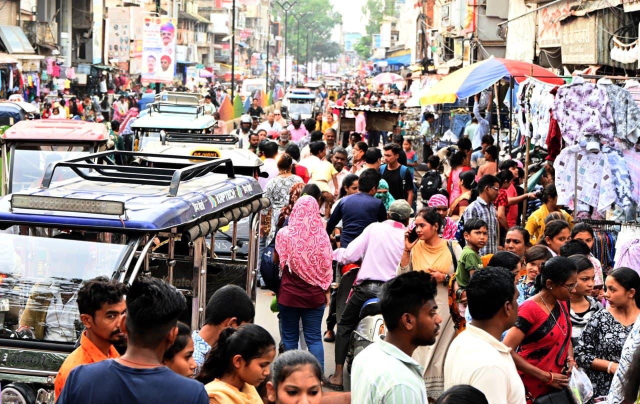 रक्षाबंधन पर बाजार सजा, नई और फैंसी राखियों की डिमांड अधिक, दाम भी बढ़े... PHOTO